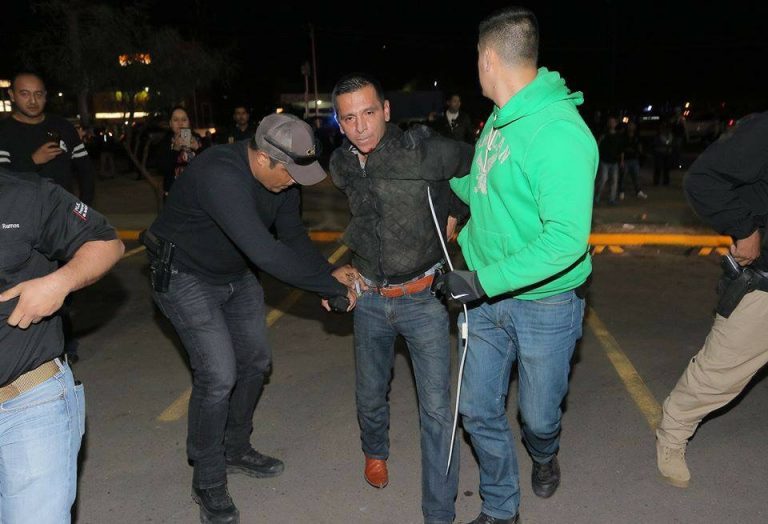 Policías golpean a reportero en Sonora