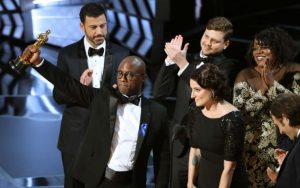 'Moonlight' se alza con el Oscar a la mejor película. / REUTERS