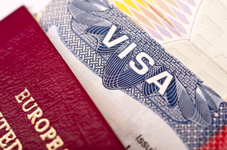 Legisladores de UE piden suspender viajes sin visa para estadounidenses