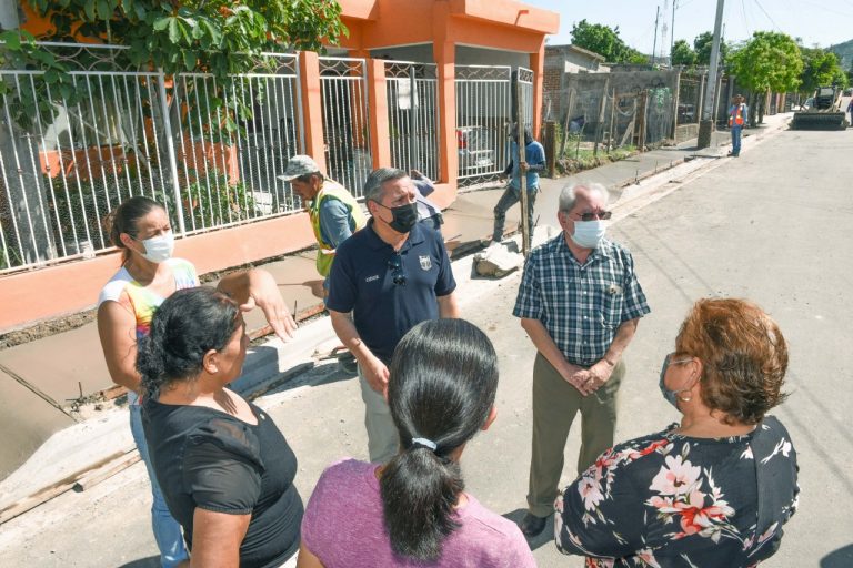 Supervisa alcalde Fermín González pavimentación de la calle La Colorada en el Norte de la ciudad