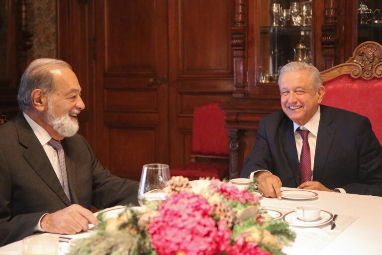 Presidente recibe en Palacio Nacional al empresario Carlos Slim