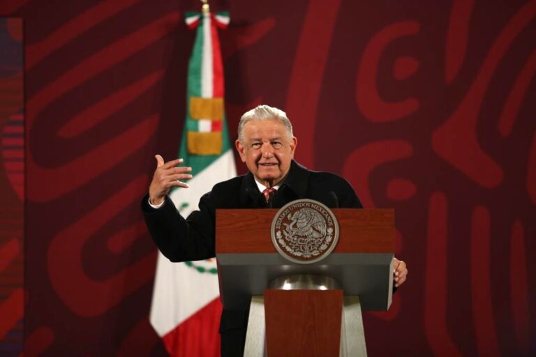 EU contamina 10 veces más que México, responde AMLO a críticas de Salazar