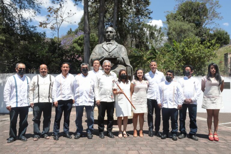 Presidente rinde homenaje a Benito Juárez a un día del 216 aniversario de su natalicio; Oaxaca tendrá sendero en su honor, anuncia