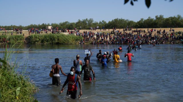Gobernador de Texas sopesa declarar ‘invasión’ por arribo de migrantes: NYT