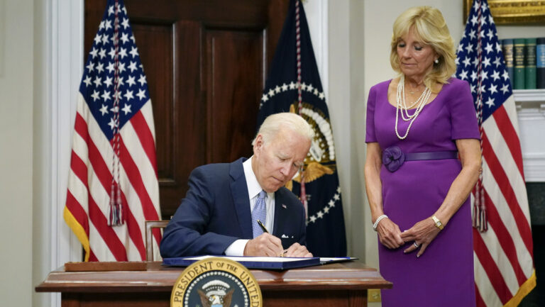 Biden firma la ley sobre el control de armas