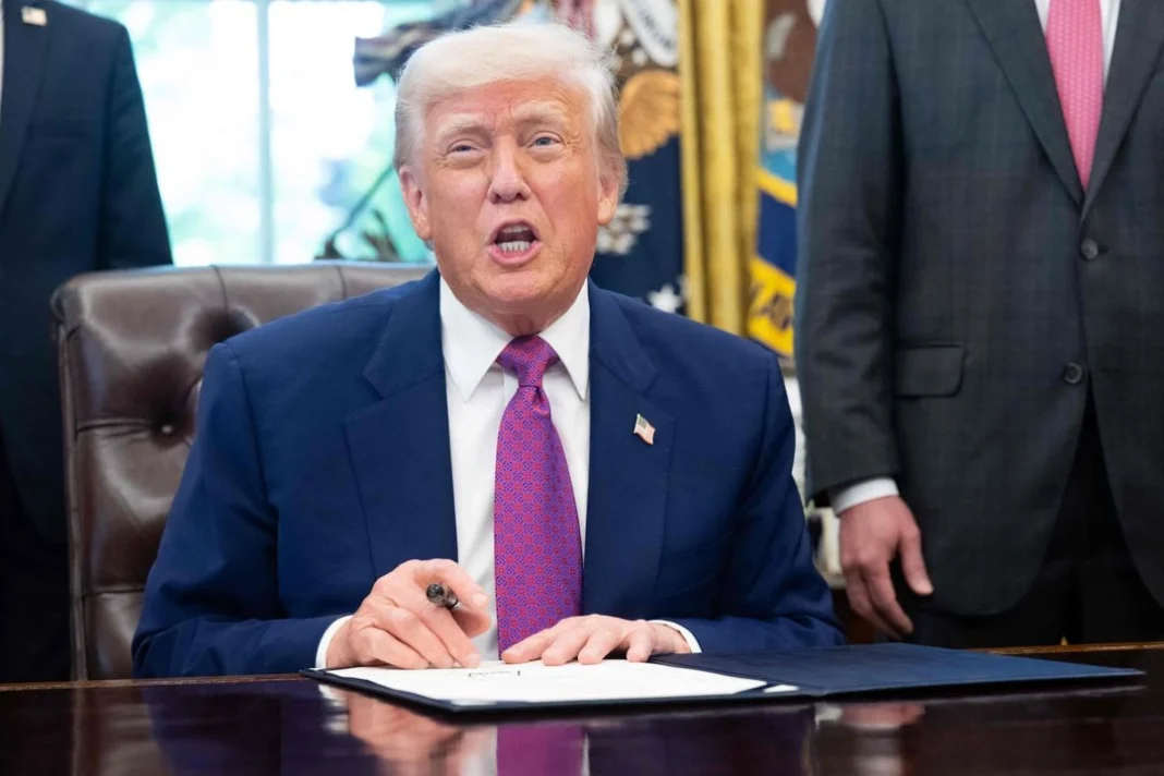 firma-trump-orden-ejecutiva-para-autodeportacion-de-migrantes_3fc8eaf2-356b-4d2a-bb4a-c424c65e0110_medialjnimgndimage=fullsize