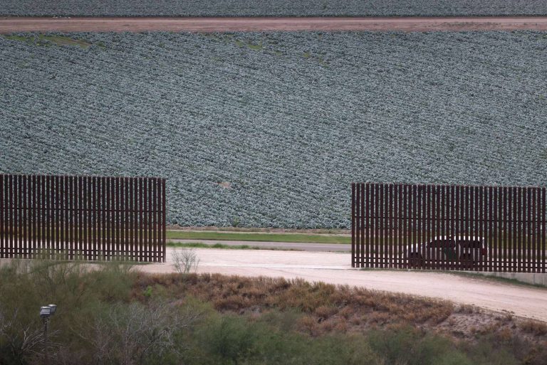 Trump admite que deberá construir el muro con México con dinero estadounidense