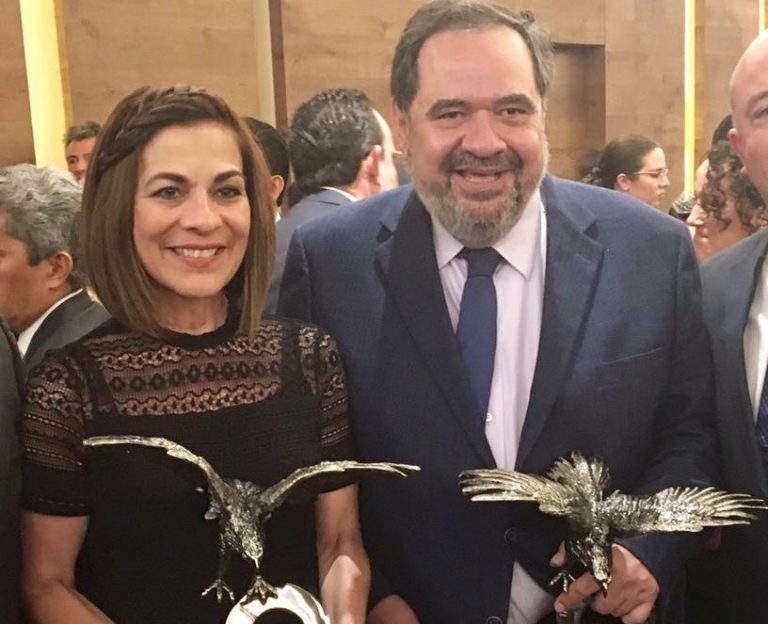 Tere Lizárraga y Héctor Larios reciben Premio Águila CANACINTRA al Mérito Legislativo 2017