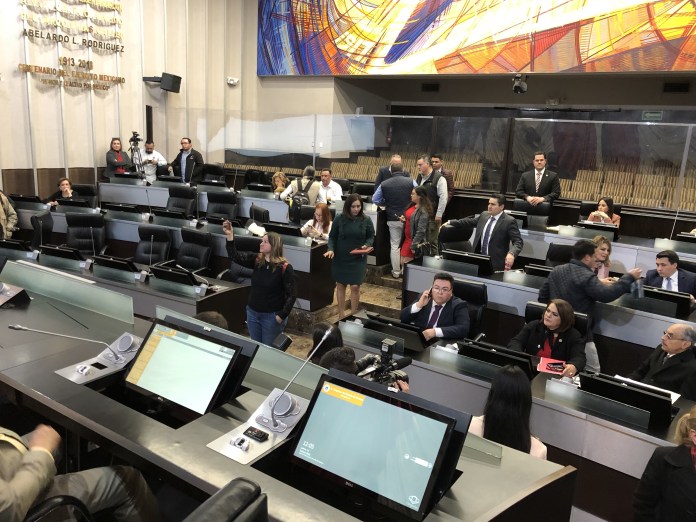 Diputados sesionan pese a toma de las instalaciones del Congreso del Estado