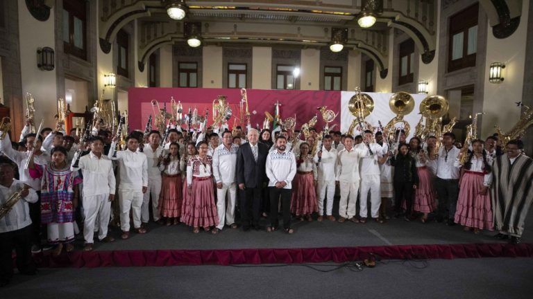 Es mil veces mejor una flauta que un fusil: AMLO entrega instrumentos a músicos de Oaxaca