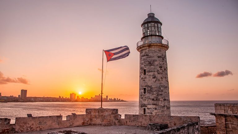 Cuba ofrece vacunar contra COVID a todos los turistas que visiten la isla