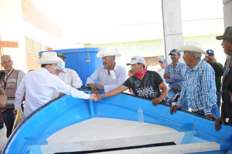Entrega gobernador Alfonso Durazo 25 embarcaciones a pescadores de Bahía de Lobos